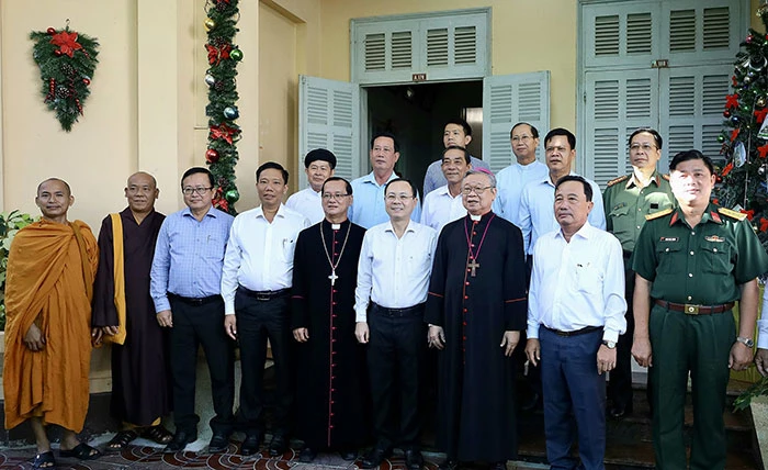 Lãnh đạo thành phố thăm, chúc mừng Lễ Giáng sinh 2023