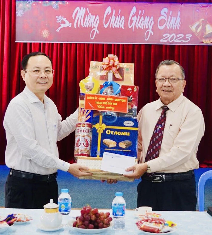 Lãnh đạo thành phố thăm, chúc mừng Lễ Giáng sinh 2023