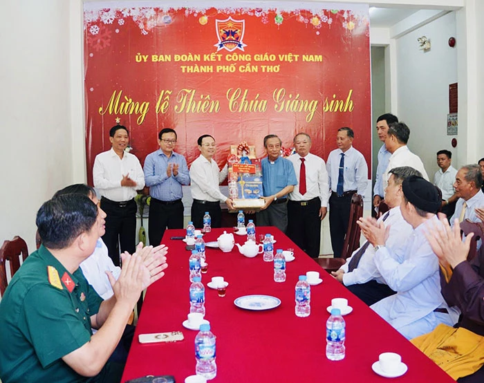 Lãnh đạo thành phố thăm, chúc mừng Lễ Giáng sinh 2023