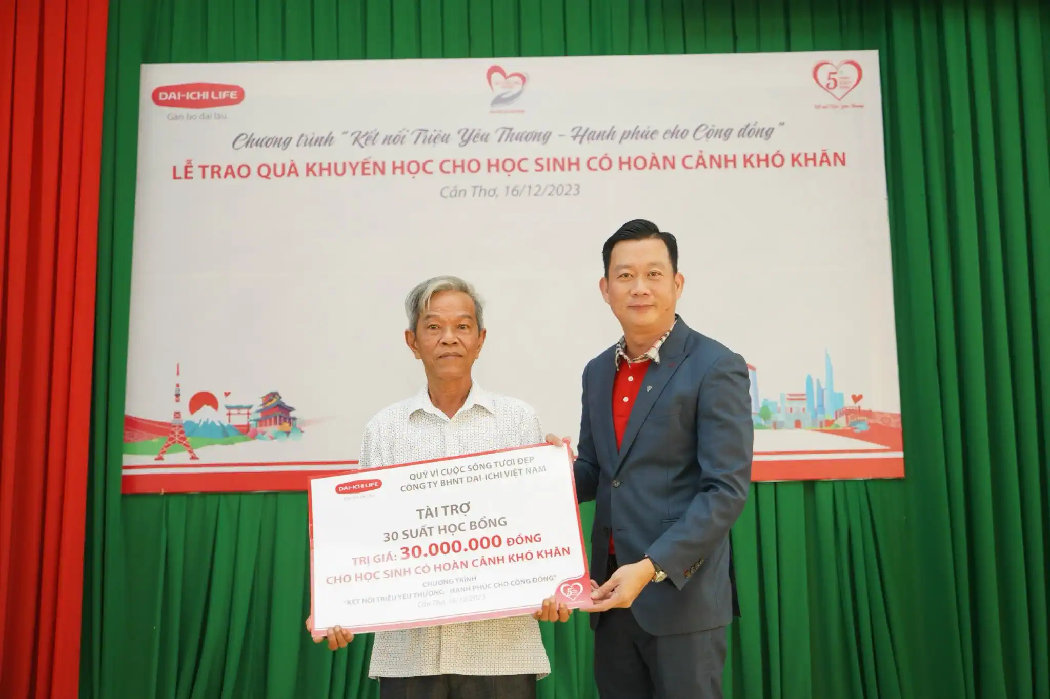 Dai-ichi Life VN trao học bổng cho học sinh có hoàn cảnh khó khăn tại quận Cái Răng