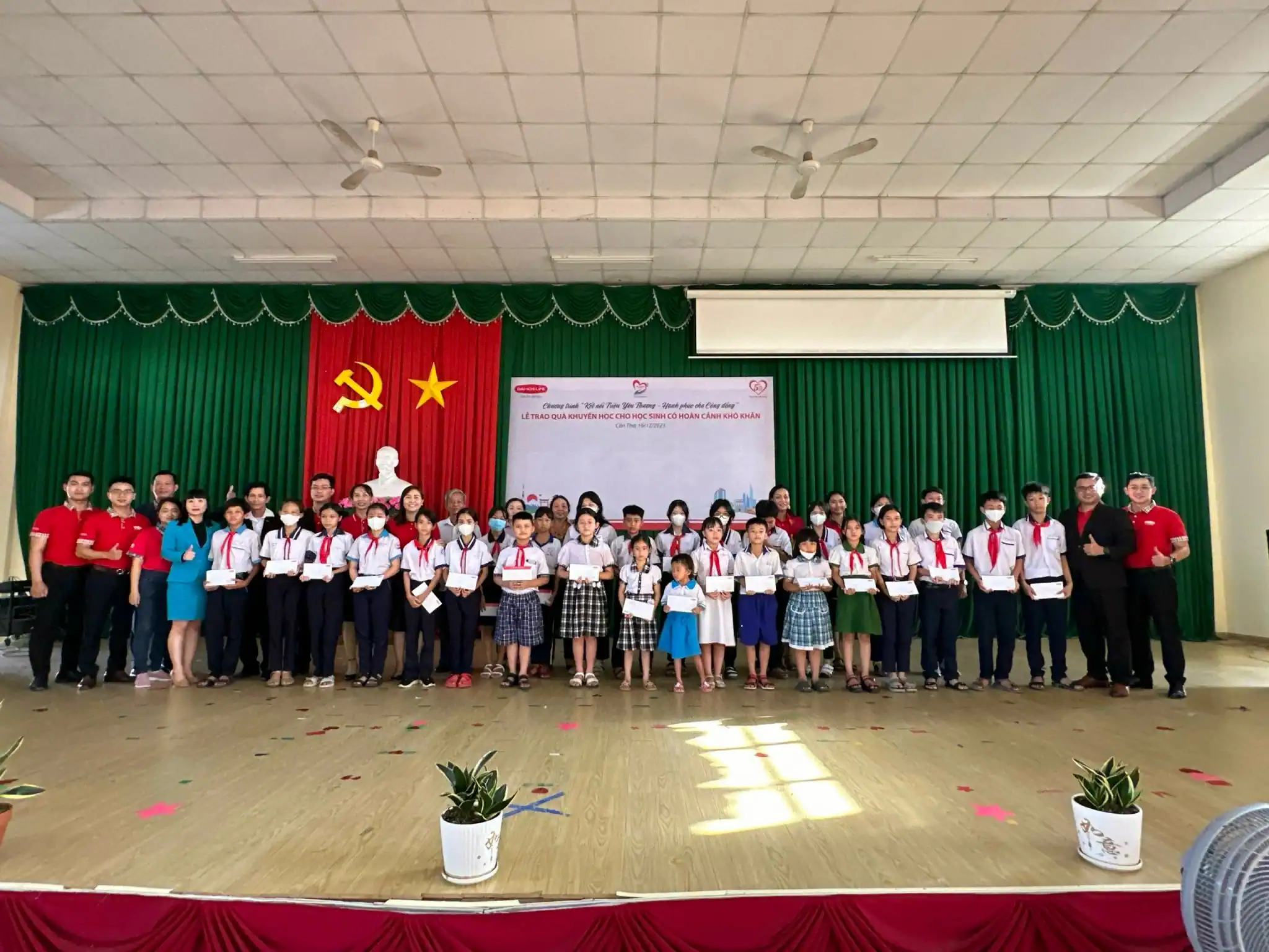 Dai-ichi Life VN trao học bổng cho học sinh có hoàn cảnh khó khăn tại quận Cái Răng
