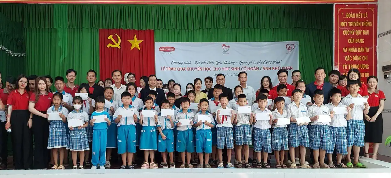 Dai-ichi Life VN trao học bổng cho học sinh có hoàn cảnh khó khăn tại quận Cái Răng