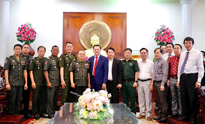 Ðoàn công tác Cục Phát triển - Bộ Quốc phòng Campuchia chúc Tết TP Cần Thơ