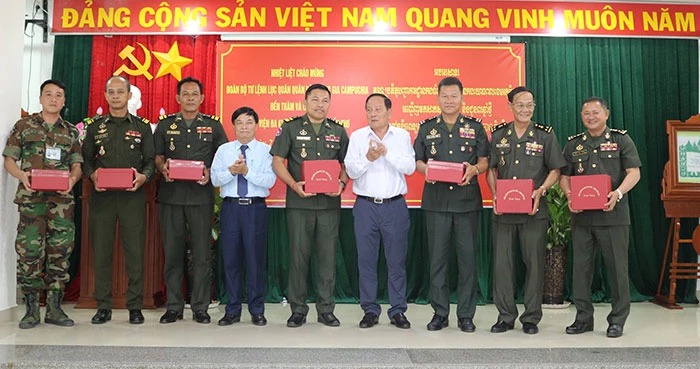 Ðoàn công tác Bộ Tư lệnh Lục quân - Quân đội Hoàng gia Campuchia chúc Tết TP Cần Thơ và Bệnh viện Hòa Hảo - Medic Cần Thơ