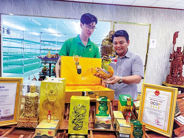 Hợp tác xã bắt tay làm giỏ quà Tết