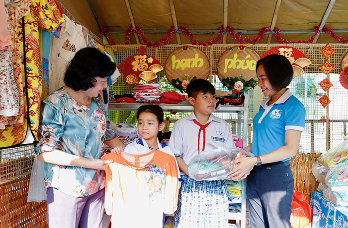 Xuân thêm đầm ấm