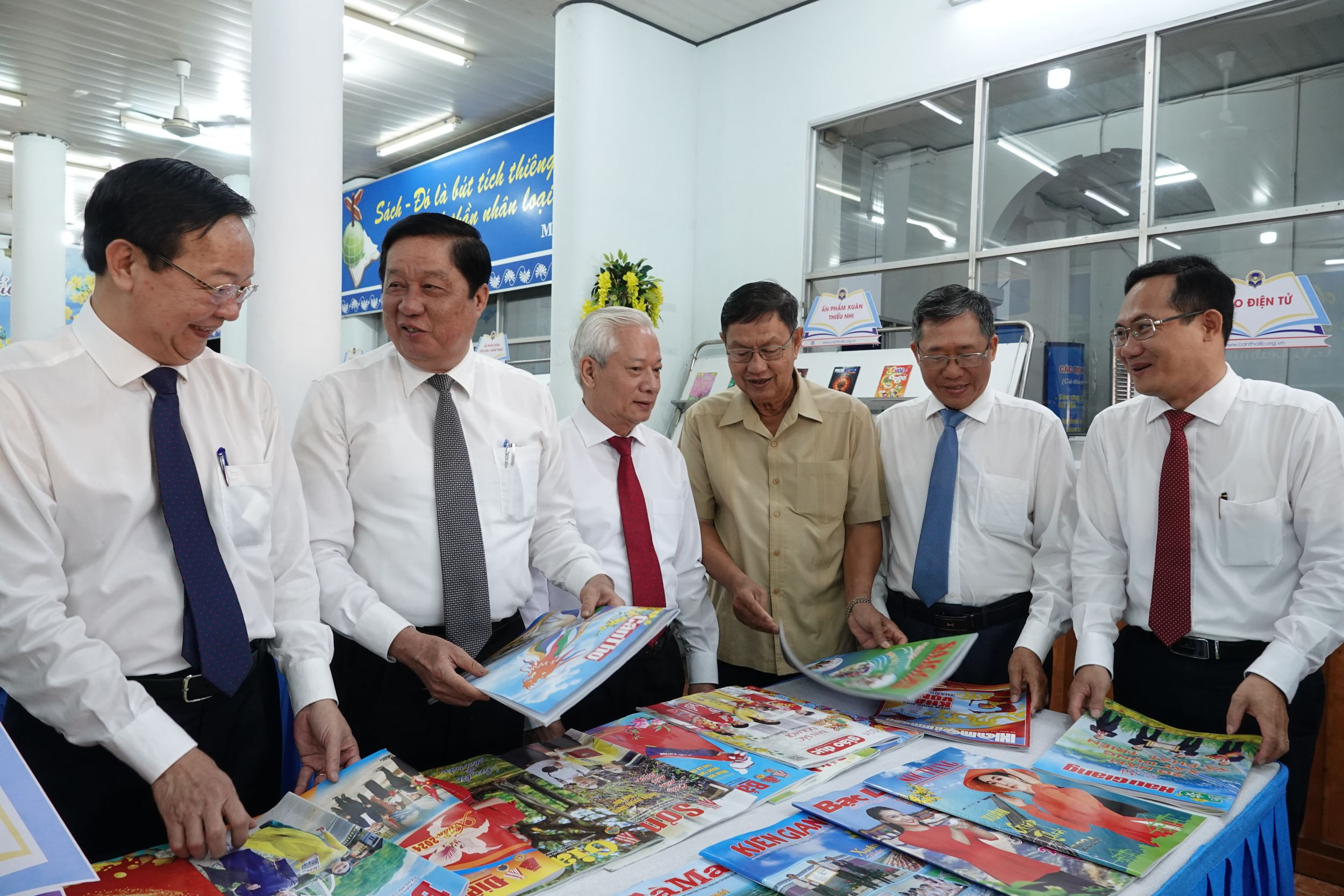 TP Cần Thơ khai hội Báo Xuân Giáp Thìn 2024