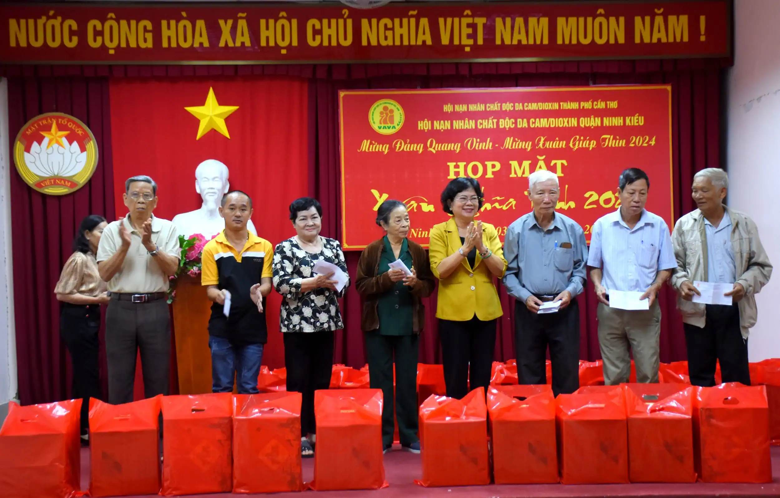 Nhiều hoạt động chăm lo Tết hộ nghèo, hoàn cảnh khó khăn