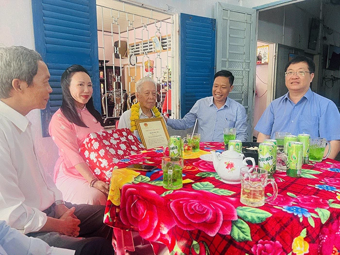 Lãnh đạo thành phố thăm, chúc thọ các cụ 100 tuổi ở huyện Phong Điền