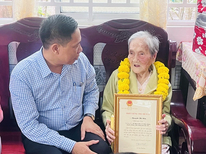 Lãnh đạo thành phố thăm, chúc thọ các cụ 100 tuổi ở huyện Phong Điền