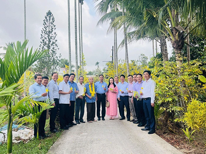 Lãnh đạo thành phố thăm, chúc thọ các cụ 100 tuổi ở huyện Phong Điền