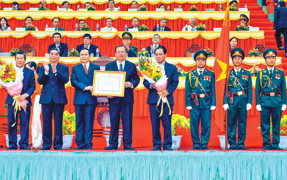 “Hai mươi năm ấy, biết bao nhiêu tình…”