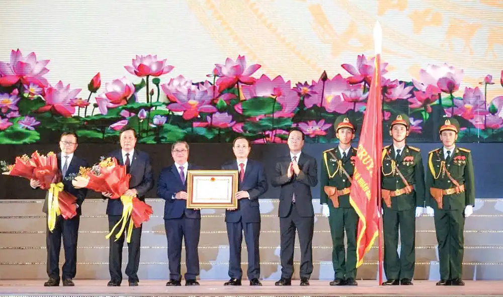 “Hai mươi năm ấy, biết bao nhiêu tình…”