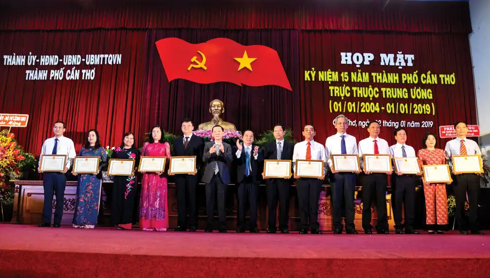 “Hai mươi năm ấy, biết bao nhiêu tình…”