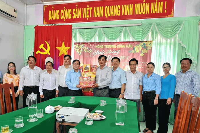 Lãnh đạo thành phố thăm đồng, chúc Tết bà con nông dân, hợp tác xã và doanh nghiệp nông nghiệp