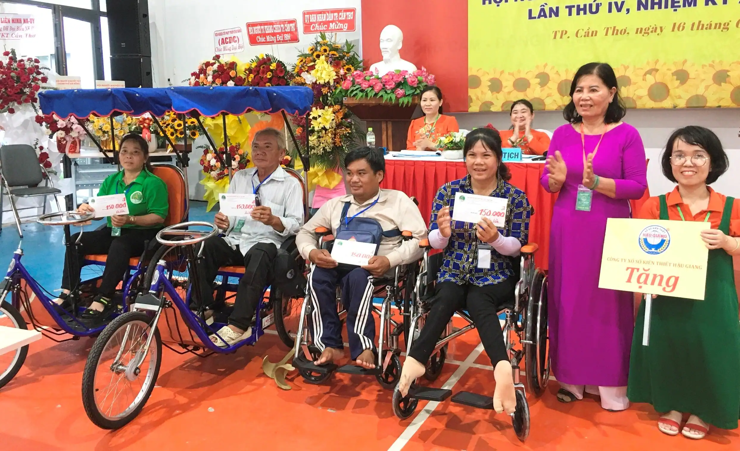 Hội viên Hội Người khuyết tật thành phố được hỗ trợ xe lăn, xe lắc để thuận tiện trong đi lại, sinh hoạt.