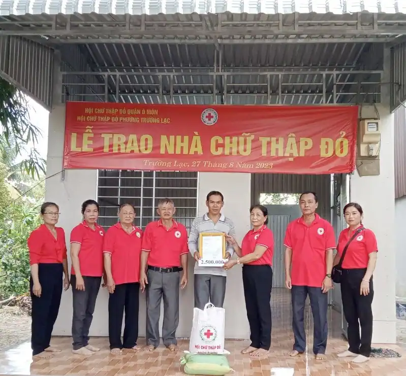 Hội Chữ thập đỏ phường Trường Lạc, quận Ô Môn vận động nhà hảo tâm hỗ trợ xây dựng “Nhà Chữ thập đỏ” cho hộ gặp khó khăn về nhà ở trên địa bàn.