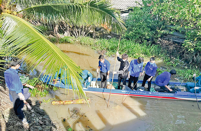 Tuổi trẻ xã Nhơn Ái xung kích xây dựng quê hương