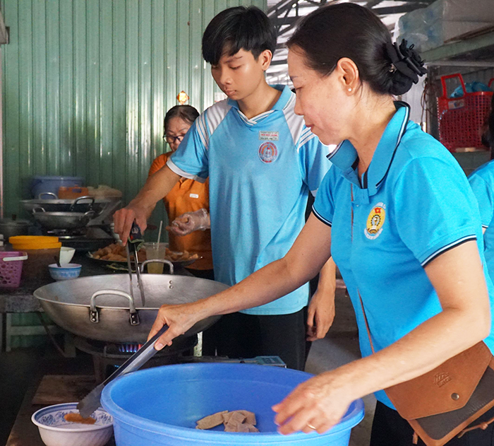 “Bữa cơm nghĩa tình - Tiếp sức mùa thi”