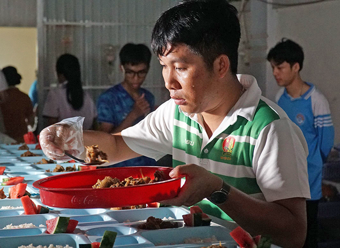“Bữa cơm nghĩa tình - Tiếp sức mùa thi”