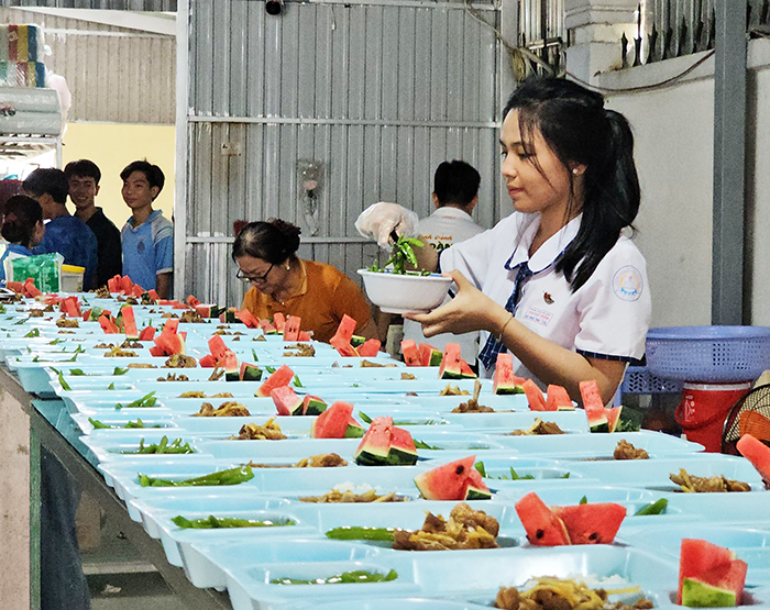 “Bữa cơm nghĩa tình - Tiếp sức mùa thi”