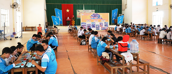 “Bữa cơm nghĩa tình - Tiếp sức mùa thi”