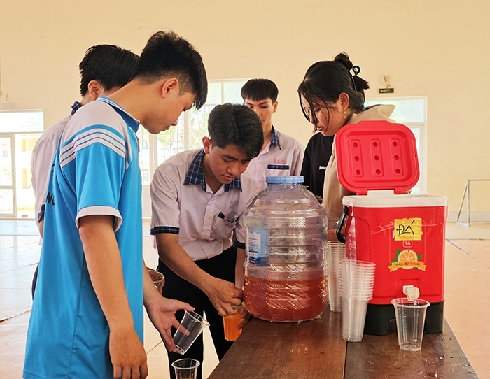 “Bữa cơm nghĩa tình - Tiếp sức mùa thi”