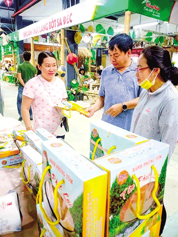 Ðộc đáo bánh phồng làm từ tôm, nghêu, hàu