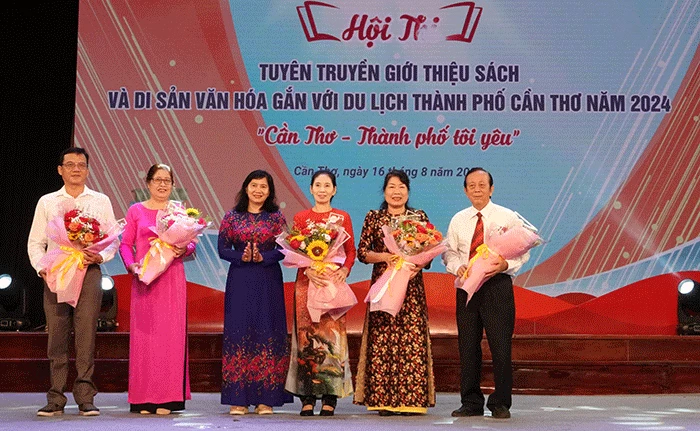 Tuổi trẻ giới thiệu sách và di sản văn hóa Cần Thơ