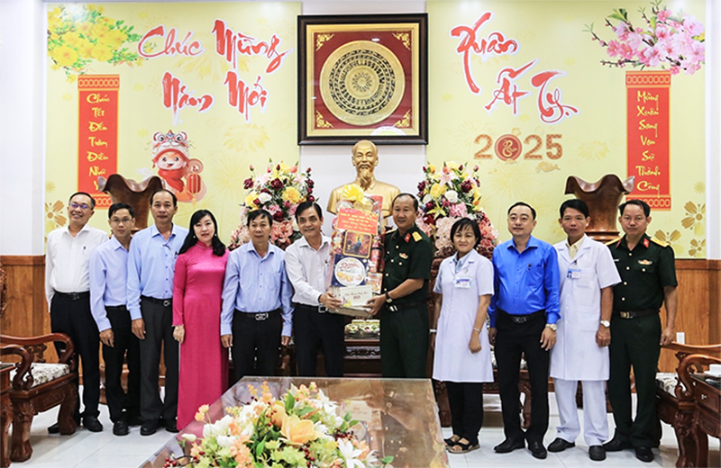 Lãnh đạo thành phố chúc Tết các bệnh viện