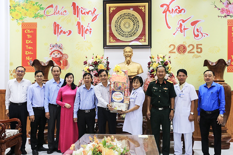 Lãnh đạo thành phố chúc Tết các bệnh viện