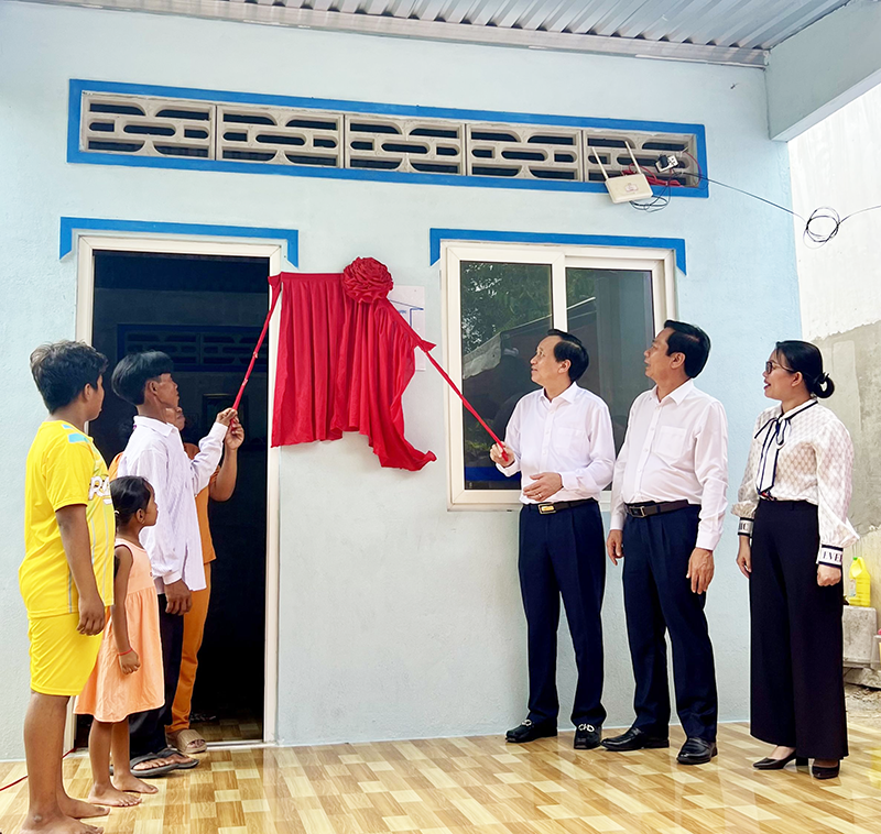 Chung tay xóa nhà tạm, nhà dột nát