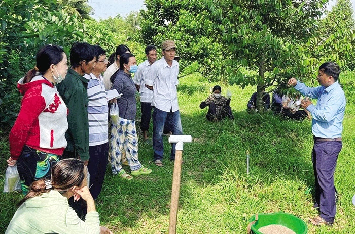 Cùng hội viên tăng gia sản xuất