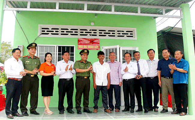 នាំមកក្ដីរីករាយជូនអ្នកក្រ