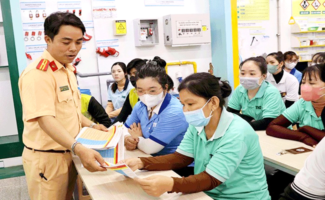 ផ្សព្វផ្សាយបទប្បញ្ញត្តិថ្មីស្តីពីសុវត្ថិភាពចរាចរណ៍ដល់កម្មករ