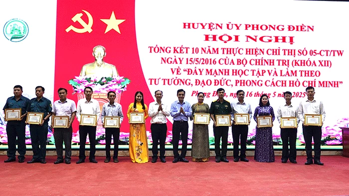 Ðảng ủy Quân sự TP Cần Thơ, Quận ủy Bình Thủy và Huyện ủy Phong Ðiền tổng kết 10 năm thực hiện Chỉ thị số 05 của Bộ Chính trị
