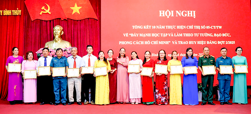 Đảng bộ quận Bình Thủy làm theo gương Bác