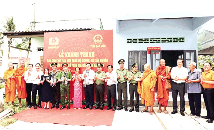 Huy động nhiều nguồn lực giúp dân nghèo ÐBSCL xóa nhà tạm