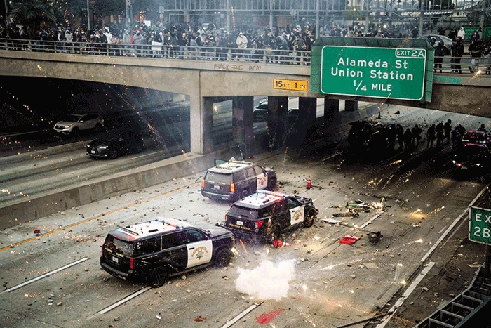 Ông Trump quyết dập tắt làn sóng biểu tình ở California