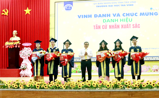 ប្រគល់សញ្ញាបត្រដល់សិស្ស និស្សិត៥៥៨នាក់