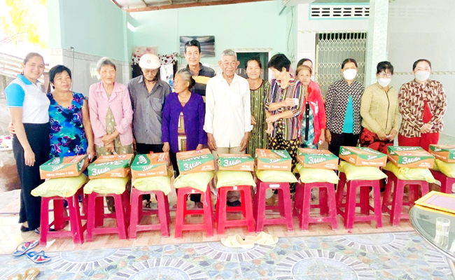 កម្មាភិបាលនារី រៀនសូត្រតាមគំរូអ៊ំ