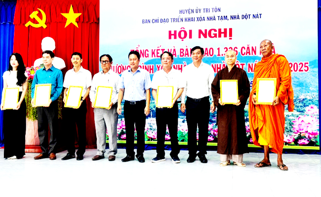 ស្រុកទ្រីតូង សម្រេចរួចរាល់កម្មវិធីលុបបំបាត់ផ្ទះបណ្តោះអាសន្ន ផ្ទះទ្រុឌទ្រោម