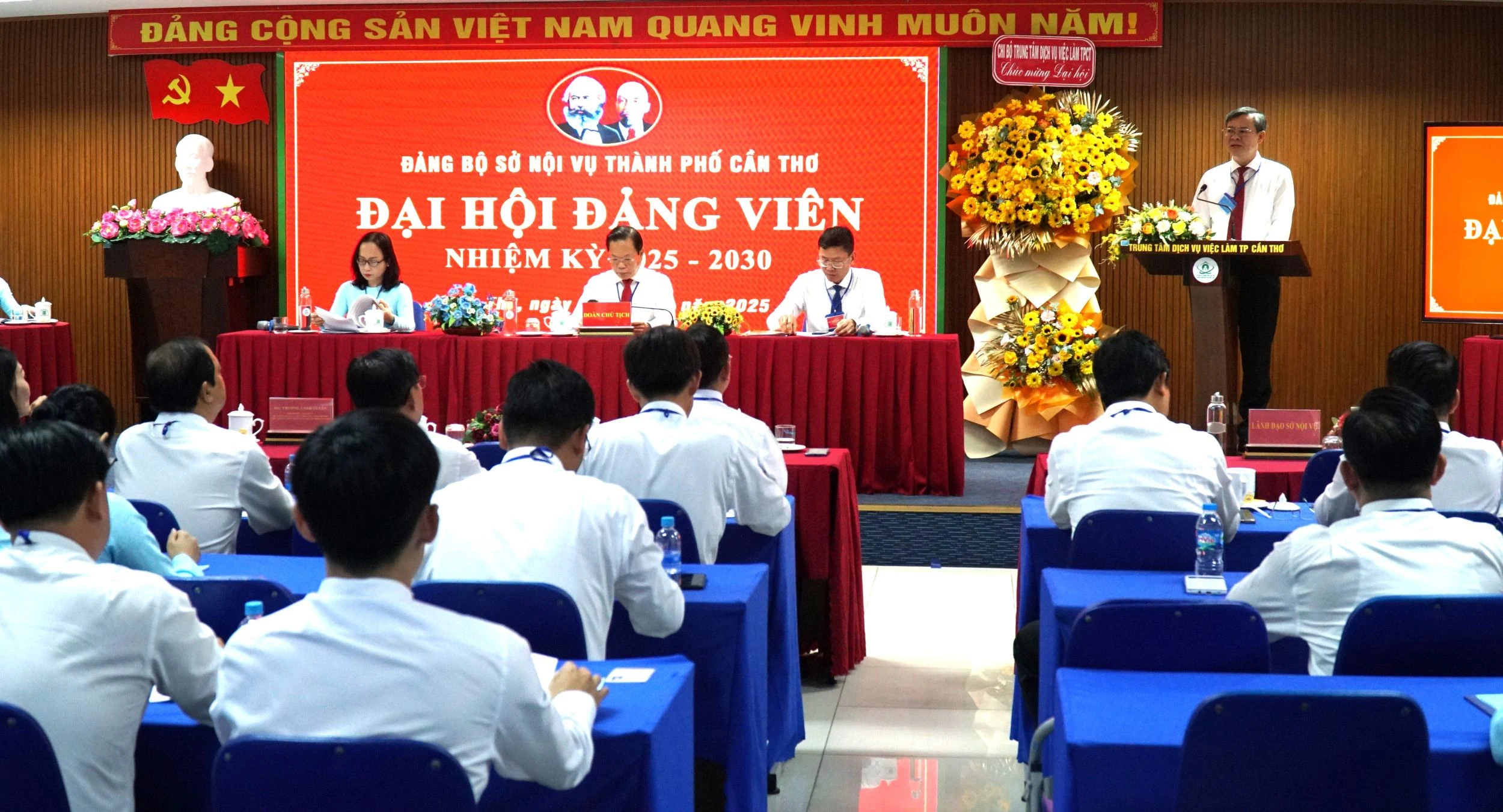Đẩy mạnh cải cách hành chính và nâng cao chất lượng đội ngũ công chức, viên chức