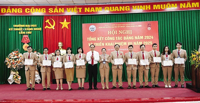 Xây dựng Trường Đại học Kỹ thuật - Công nghệ Cần Thơ phát triển lên tầm cao mới