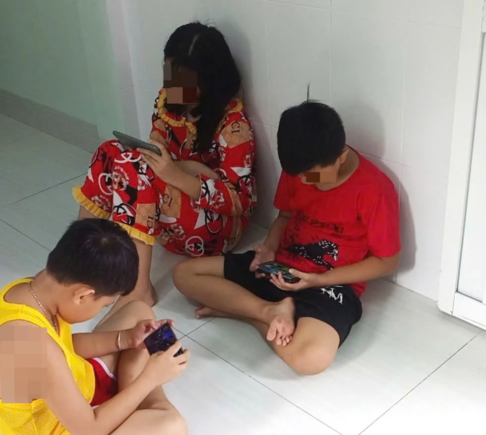 Phòng ngừa trẻ nghiện điện thoại trong mùa hè