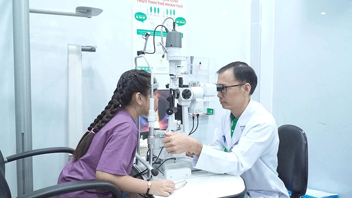 Lời khuyên của bác sĩ mắt giúp học sinh ngừa nguy cơ tăng độ cận