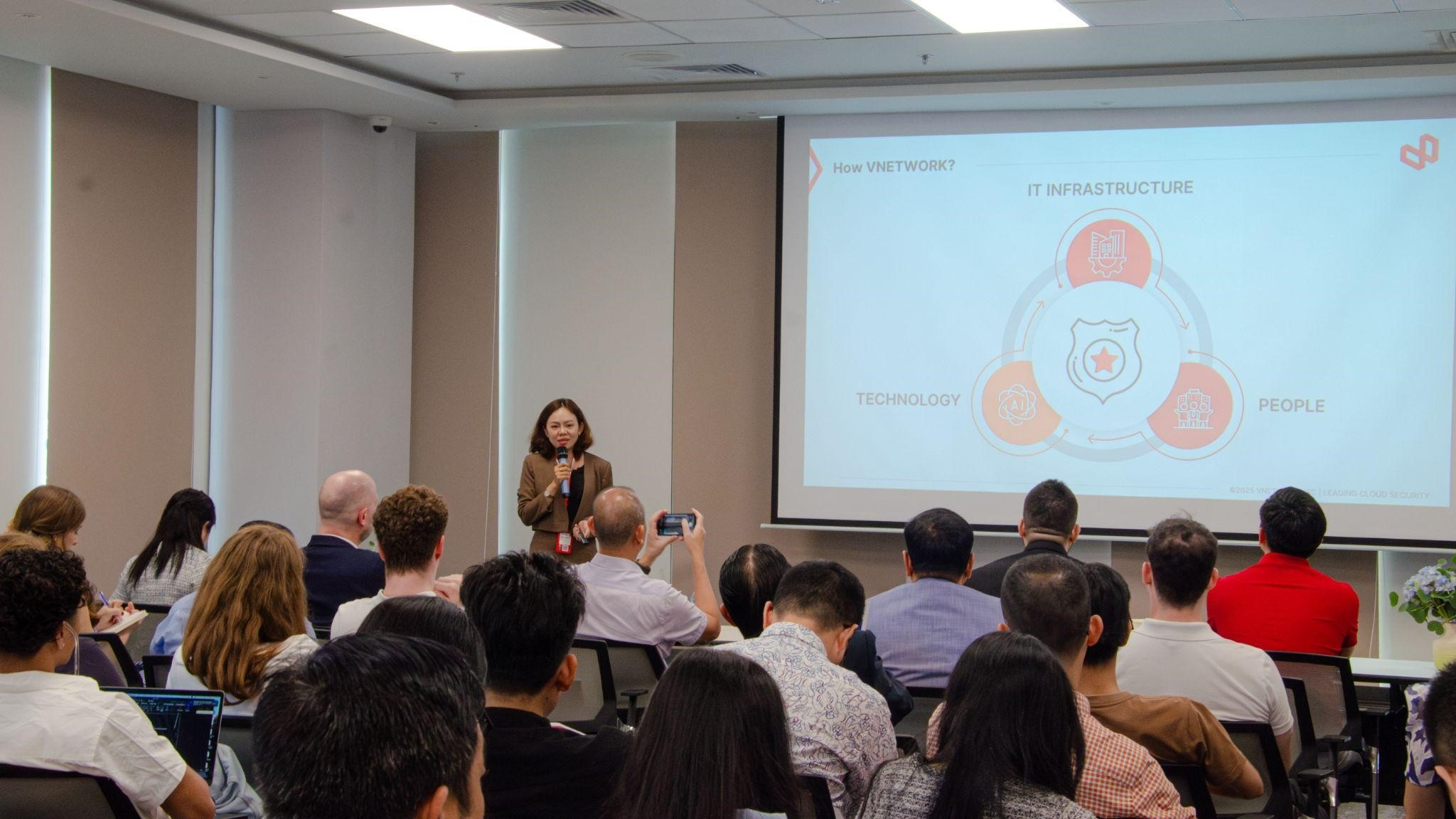 Thời đại chuyển đổi AI: Cá nhanh nuốt cá chậm