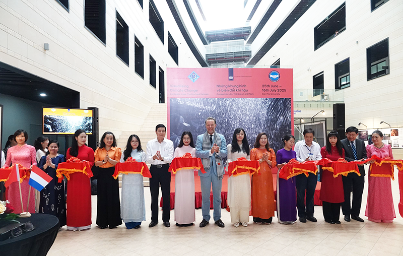 Khai mạc triển lãm “Những khung hình về biến đổi khí hậu” tại Trường Đại học Cần Thơ