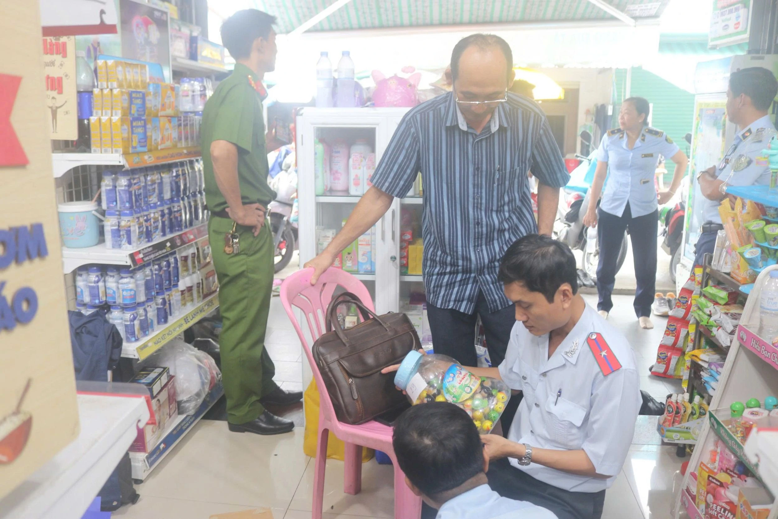 Kiên định mục tiêu, kiên quyết
chống buôn lậu, gian lận thương mại, hàng giả, xâm phạm quyền sở hữu trí tuệ