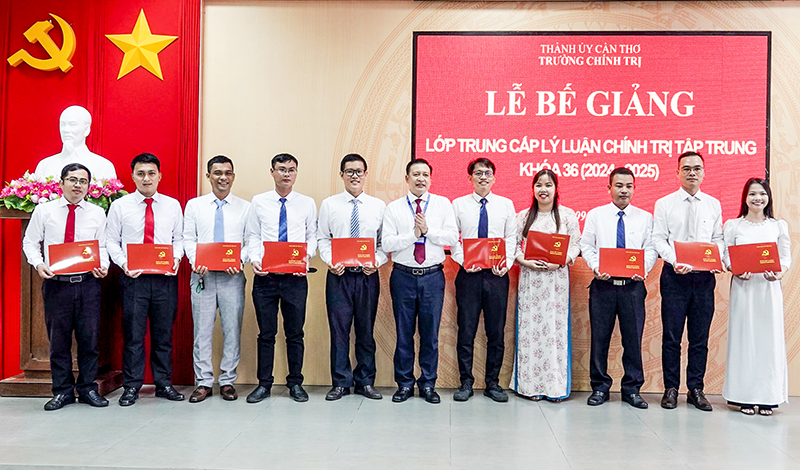 Phát huy vai trò của giảng viên Trường Chính trị trong bảo vệ nền tảng tư tưởng của Đảng